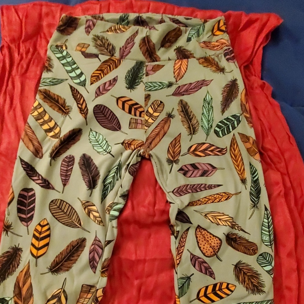 Pretty feather print lularoe leggings, OS